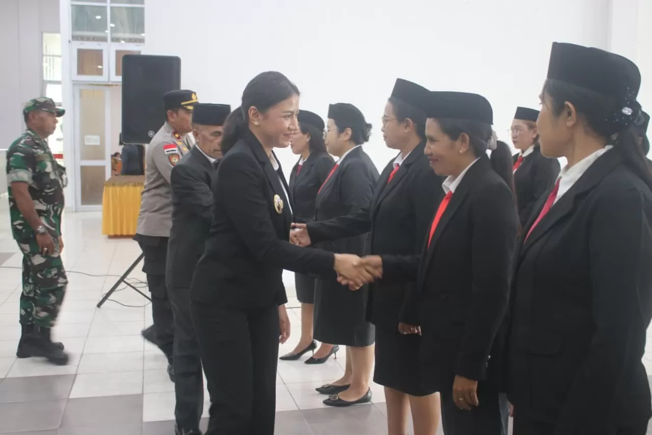 Lantik 13 Pejabat Pemkab Kupang, Wabup Aurum Titu Eki: Butuh Birokrasi yang Solid